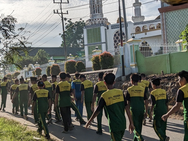 Jaga Kebugaran, MTsN 1 Way Kanan Gelar Jalan Sehat Rutin Bulanan