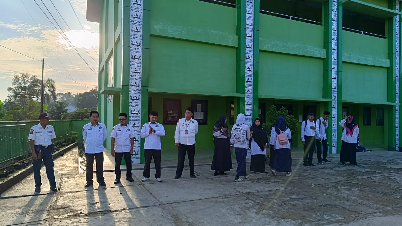 Bangun Kedekatan, Guru dan Siswa MTsN 1 Way Kanan Saling Sapa di Gerbang Madrasah