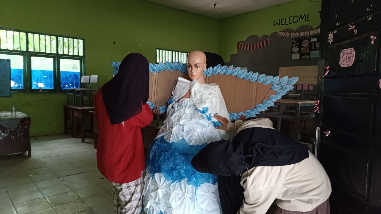 Siswa MTsN 1 Way Kanan Kreasi Gaun Kertas untuk Karnaval Kemerdekaan