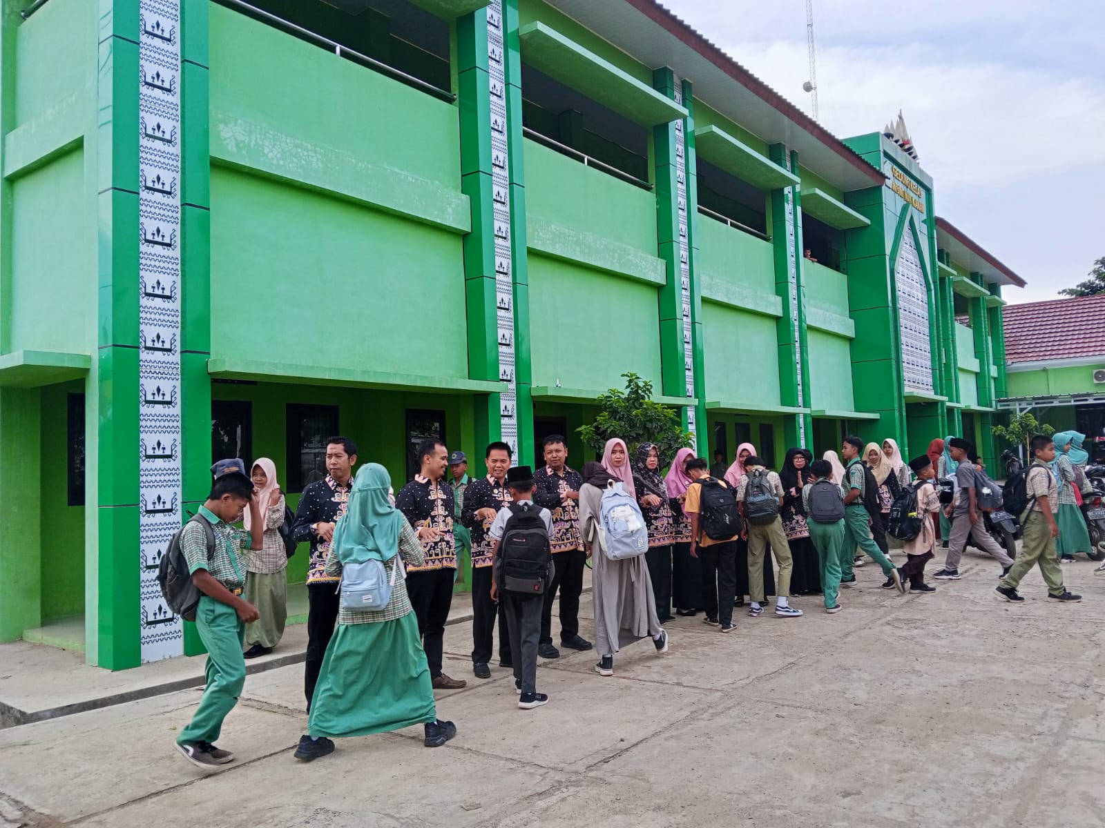 Sambut Hari dengan Salam, Siswa MTsN 1 Way Kanan Tumbuhkan Sikap Hormat