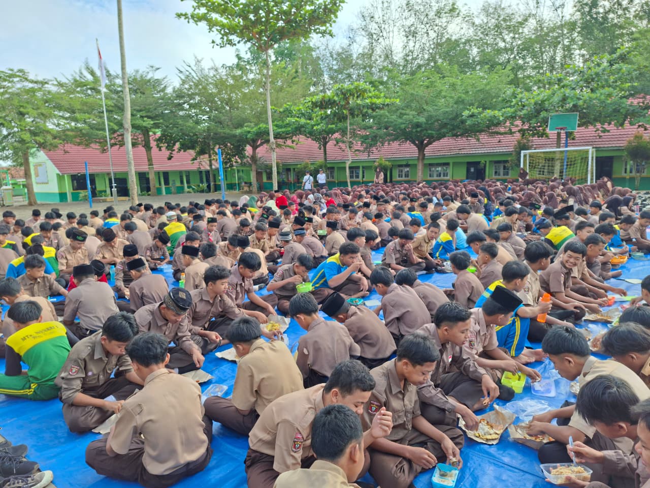 Hangatnya Kebersamaan di MTsN 1 Way Kanan Lewat Sarapan Bersama