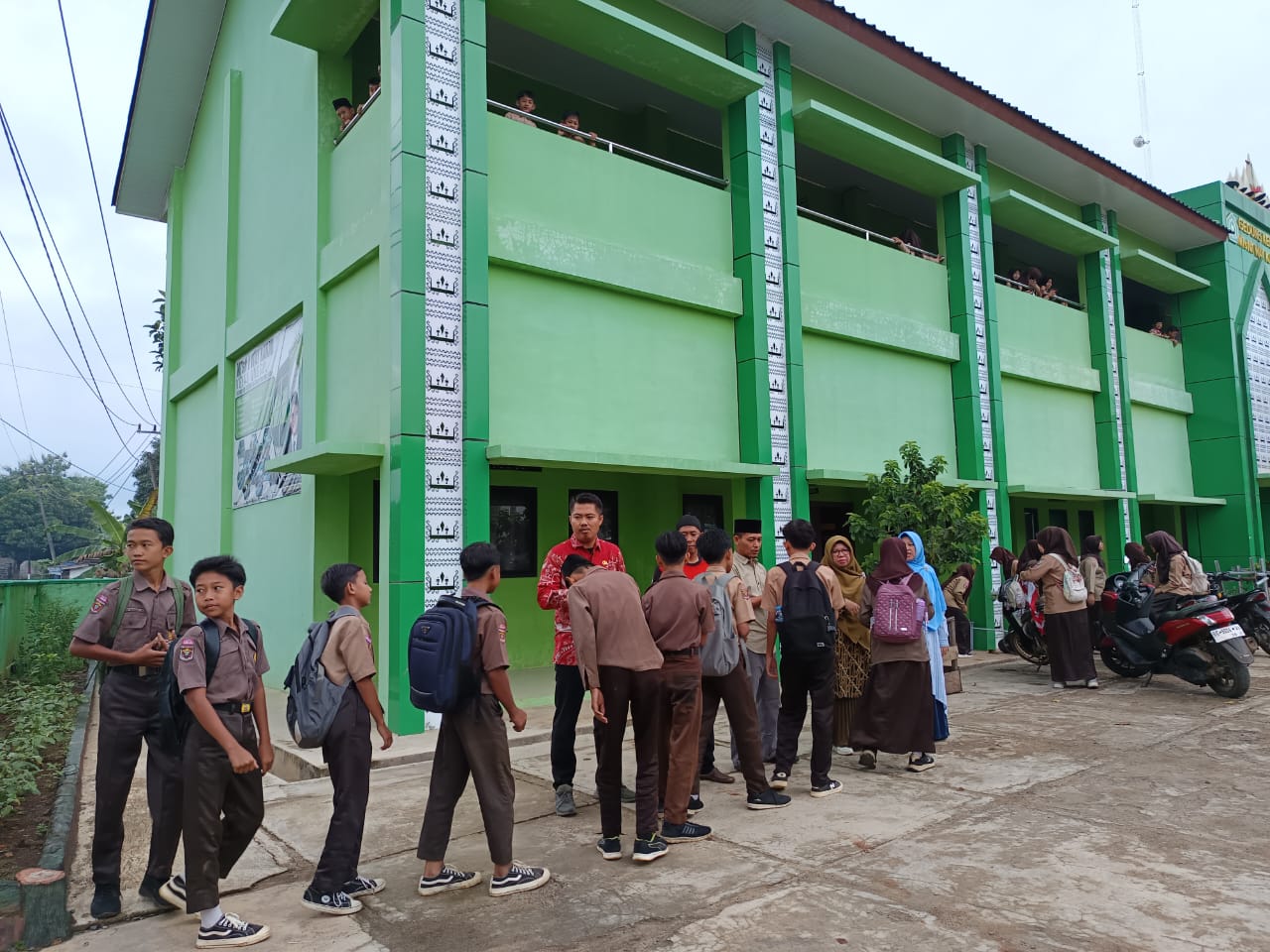 Sambutan Pagi di Gerbang, Siswa MTsN 1 Way Kanan Awali Hari dengan Senyum