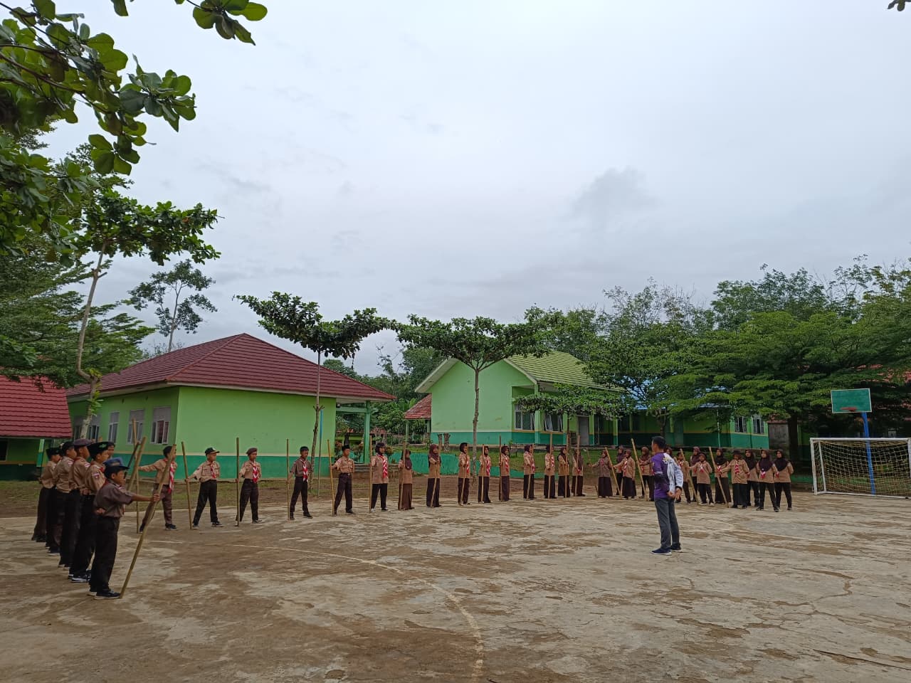 Pramuka MTsN 1 Way Kanan Gelar Latihan Pengujian SKU Penggalang Terap