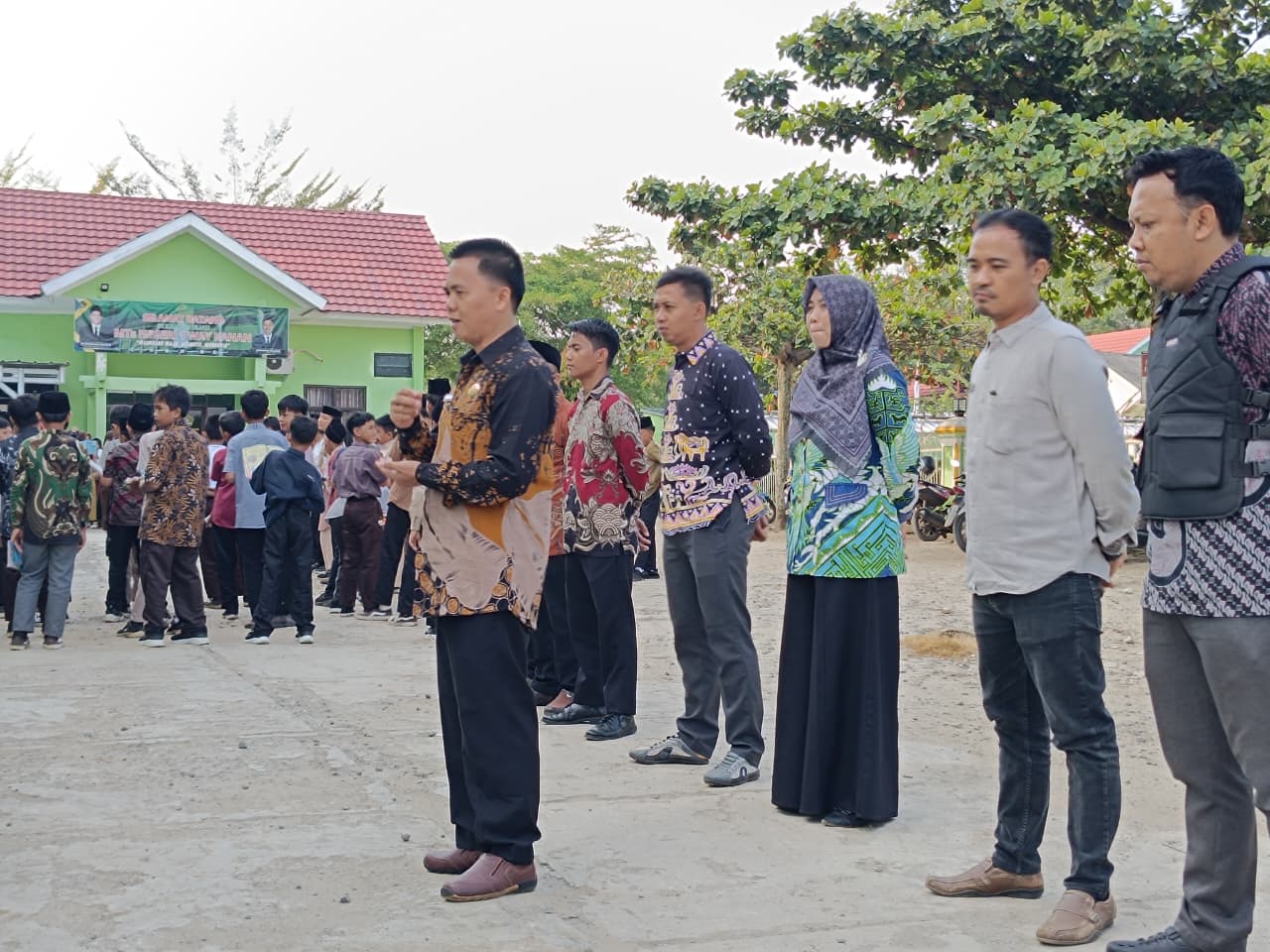Kepala MTsN 1 Way Kanan Lepas 40 Siswa Ikuti Pelatihan di Dinas Perpustakaan dan Kearsipan Way Kanan
