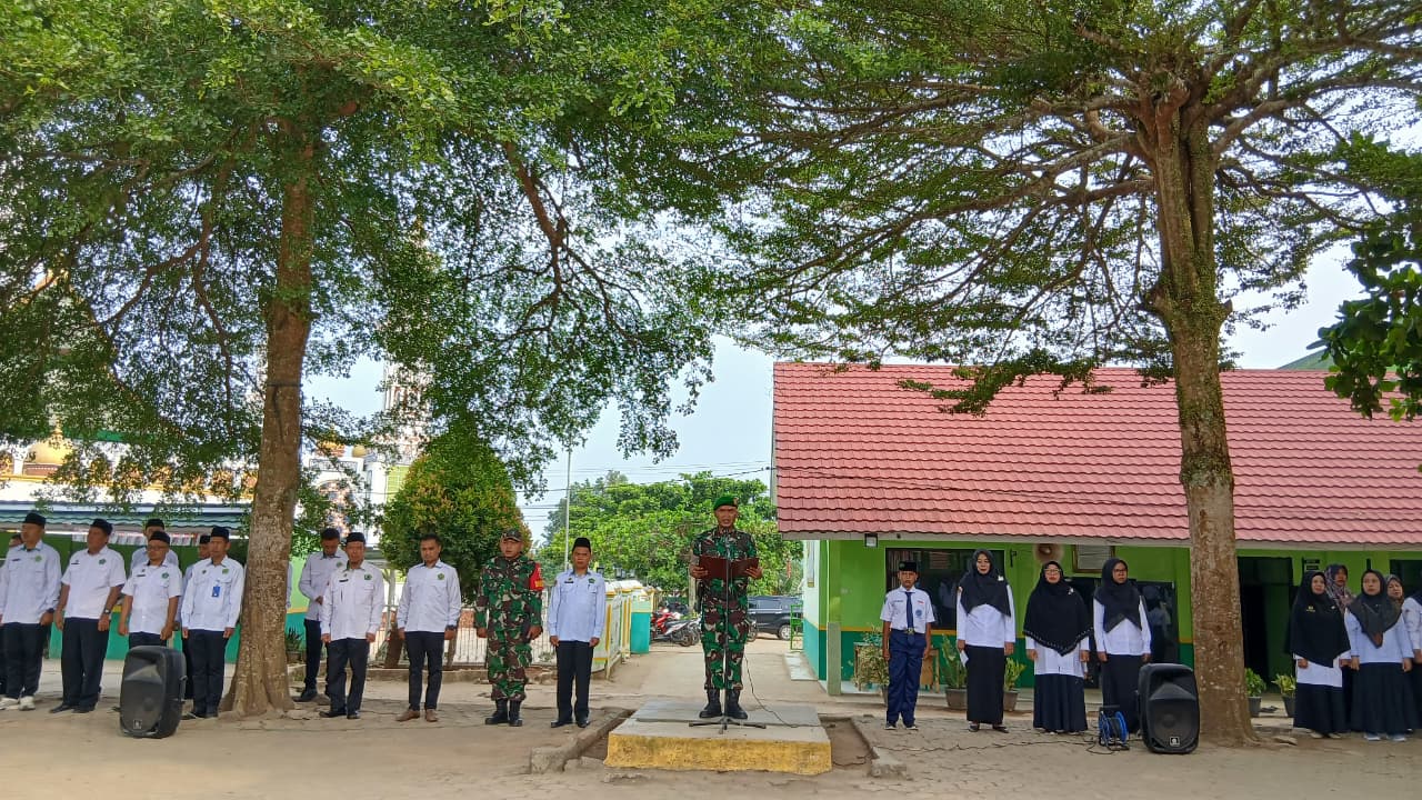 Upacara Bendera di MTsN 1 Way Kanan, Kapten Arm Liadi Tekankan Pentingnya Sopan Santun