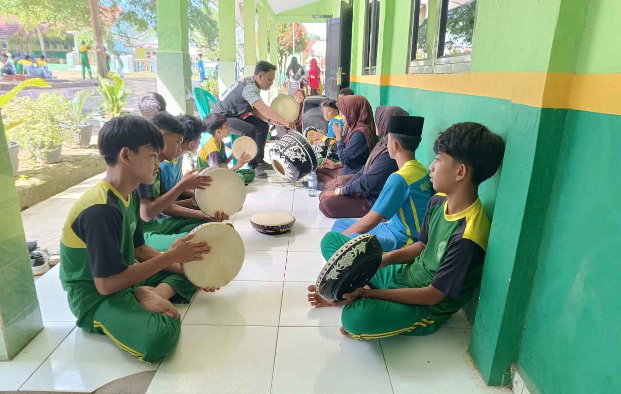 Latihan Rutin Hadroh “Syauqul Mustofa” MTsN 1 Way Kanan Tingkatkan Kekompakan dan Kualitas Seni Musik Islami