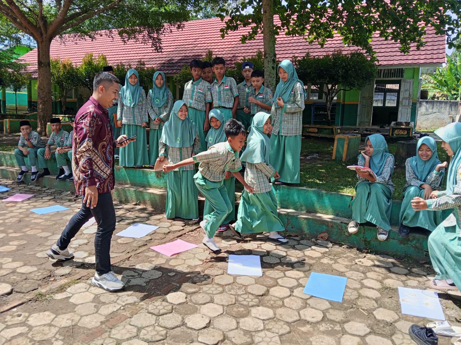 Pembelajaran Asik di Luar Kelas, Siswa MTsN 1 Way Kanan Belajar Teknik Informatika Lewat Metode Bermain