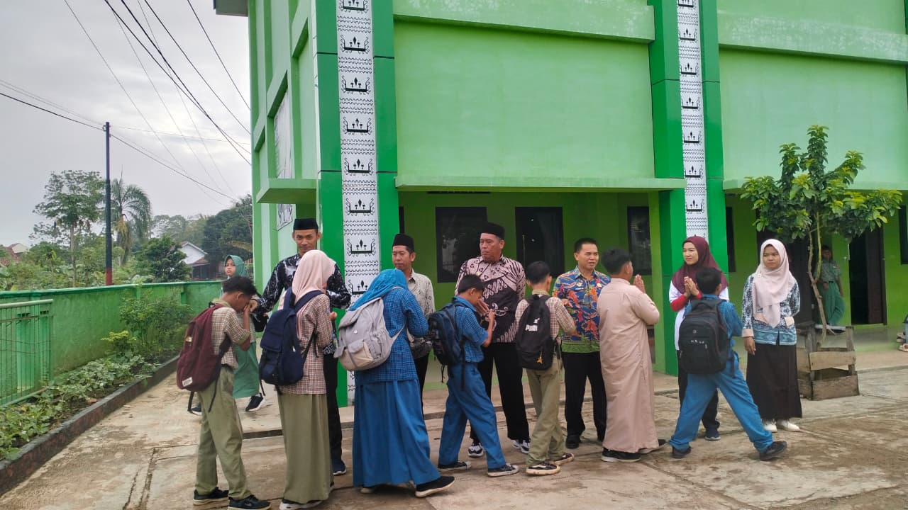 Guru MTsN 1 Way Kanan Sambut Siswa di Gerbang Madrasah