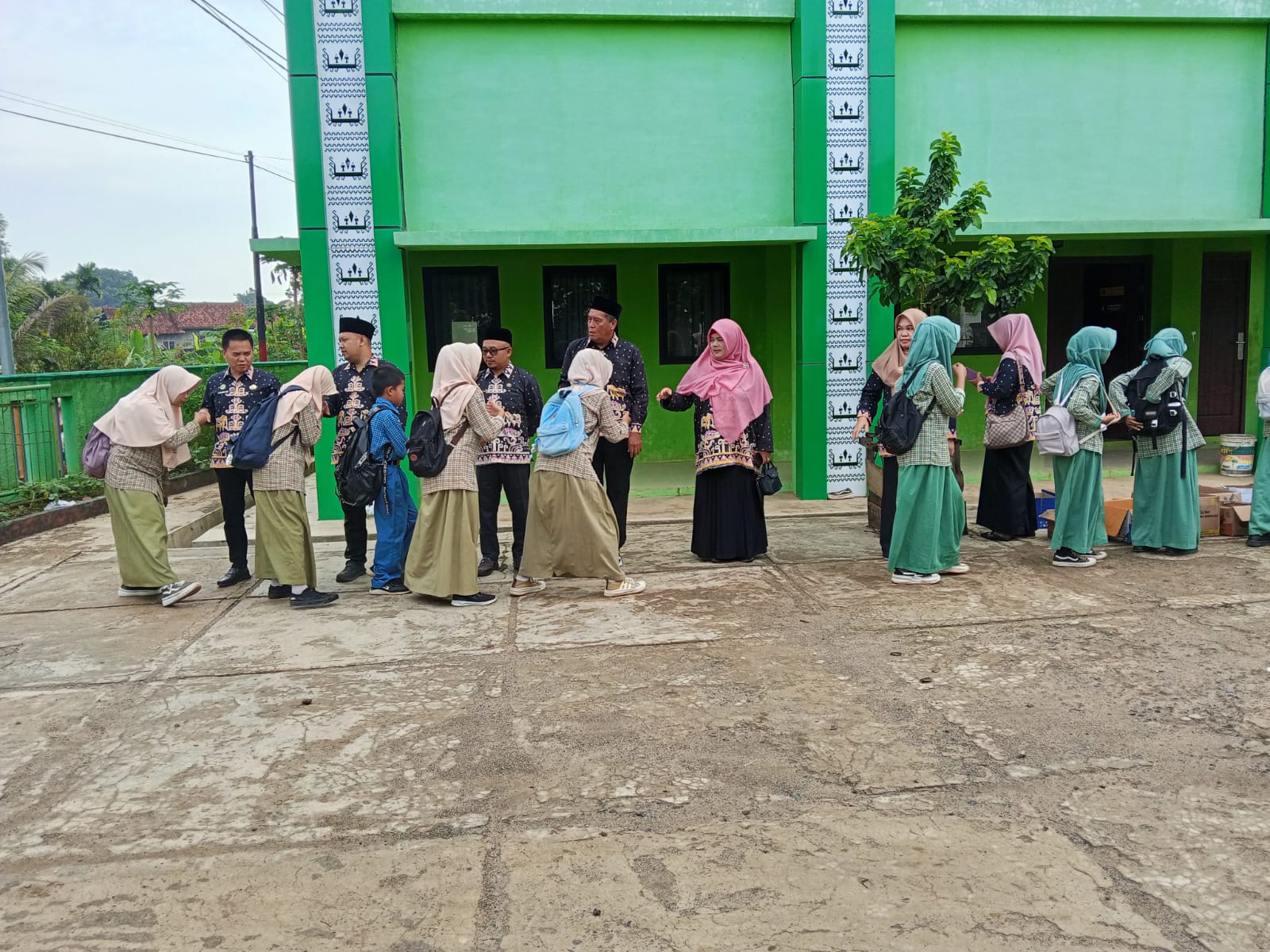 Sambutan Hangat Guru Tingkatkan Semangat Belajar Siswa di MTsN 1 Way Kanan