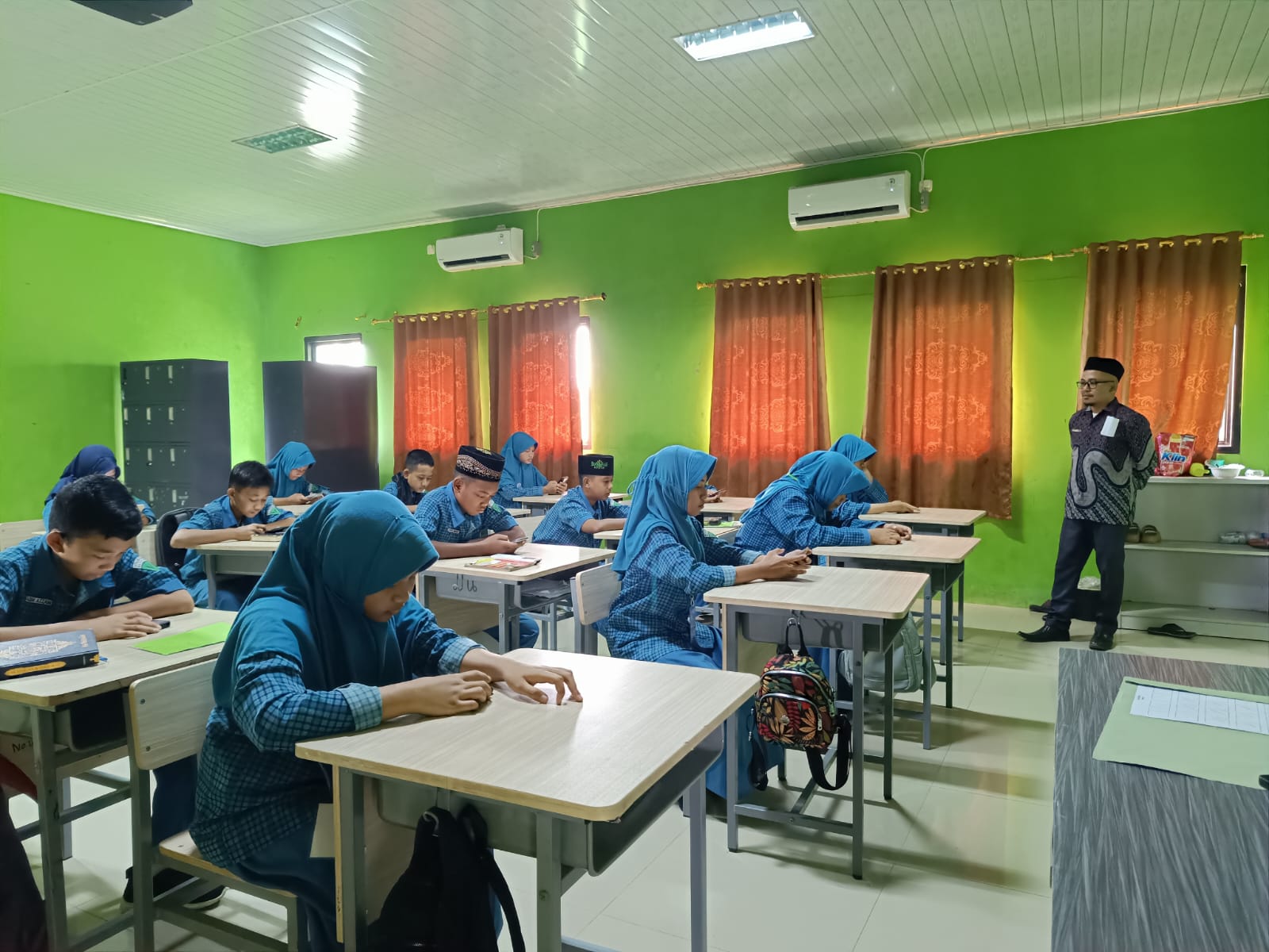 Hari Ketujuh ASAS Ganjil MTsN 1 Way Kanan Berjalan Lancar, Siswa Kerjakan Informatika dan Bahasa Lampung dengan CBT