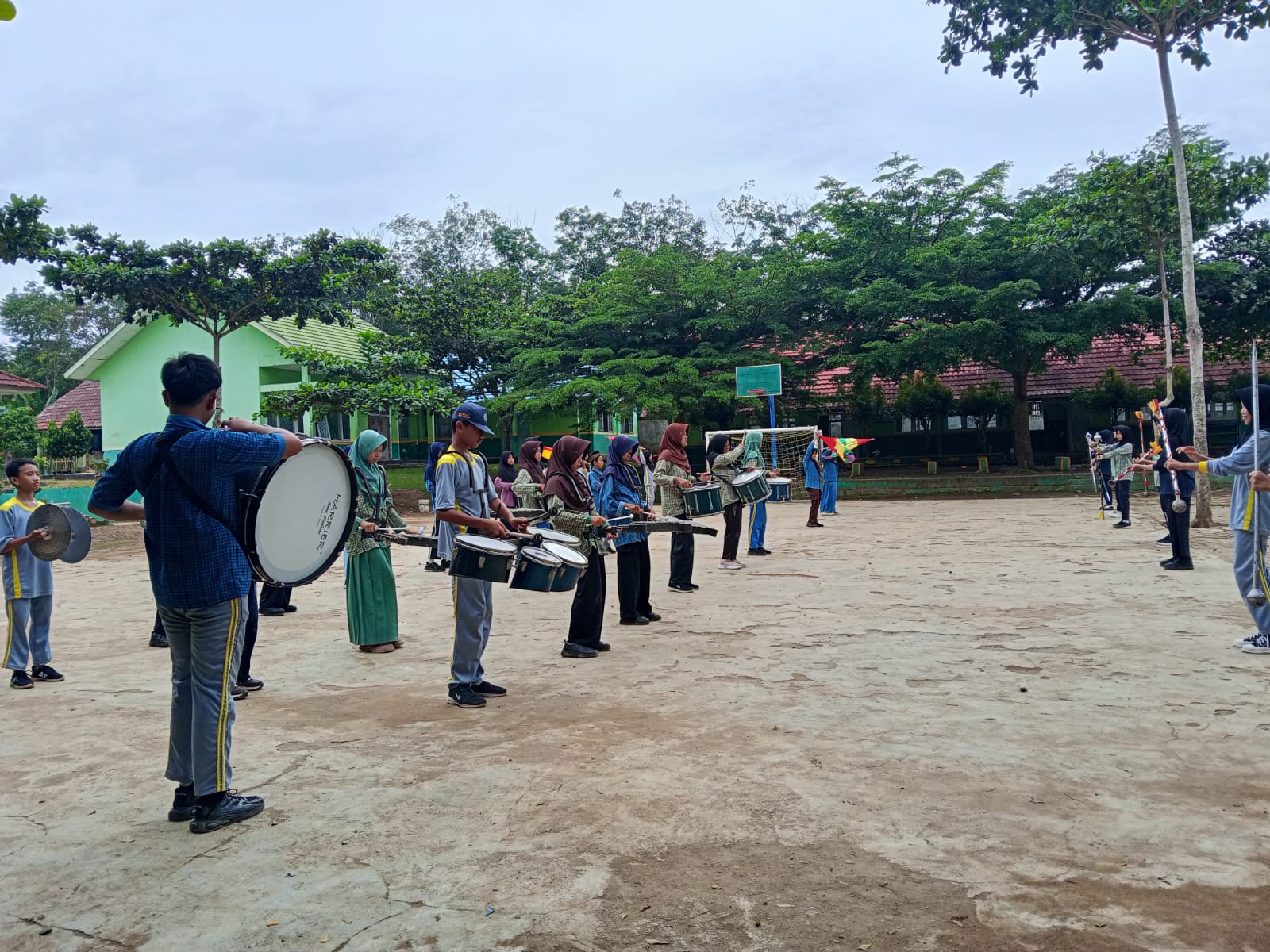 Drum Band “Gema Najjaha Abadan” MTsN 1 Way Kanan Gelar Latihan Persiapan Gebyar Madrasah ke-VIII