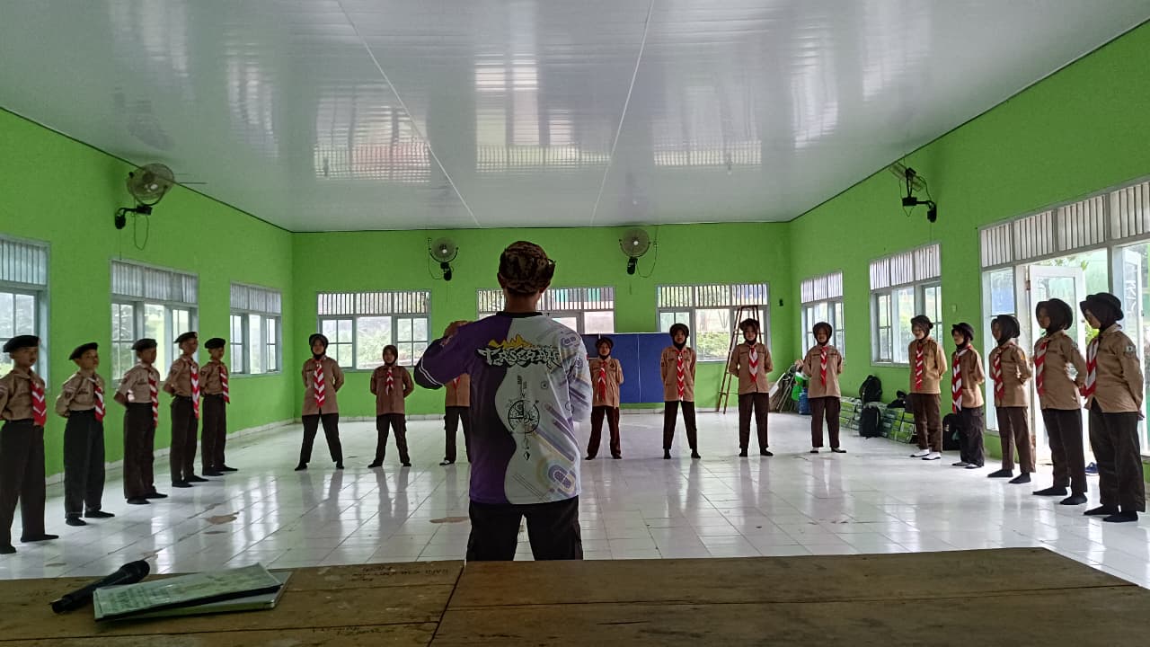 Pramuka MTsN 1 Way Kanan Gelar Latihan SKU di Tengah Hujan
