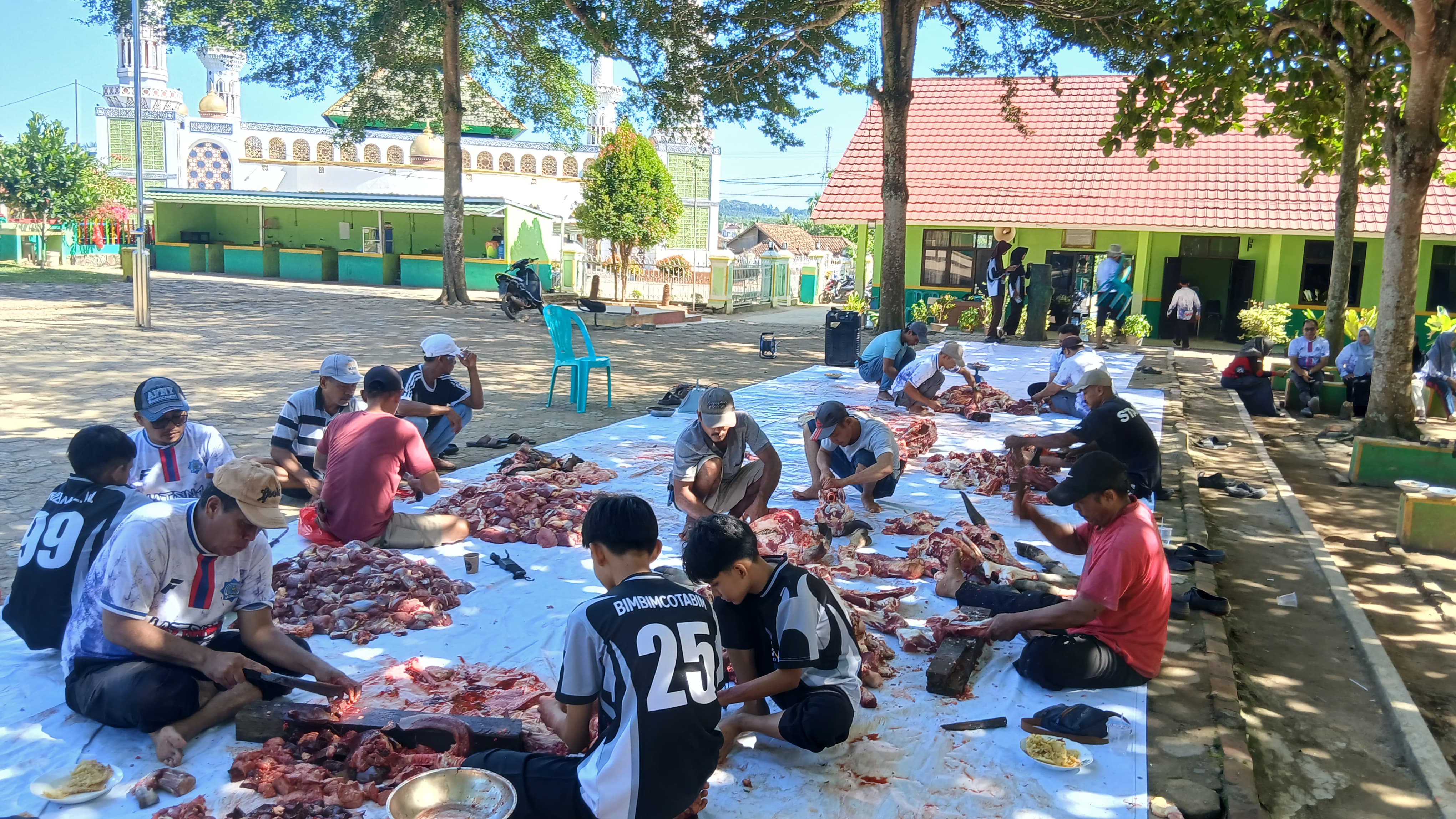 MTsN 1 Way Kanan Potong 4 Sapi, Bagikan 229 Bungkus Daging Qurban
