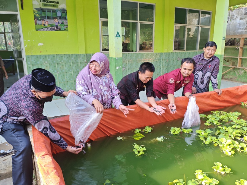 Pelepasan Bibit Ikan dalam rangka Wirausaha Madrasah
Sabtu, 9 Agustus 2025